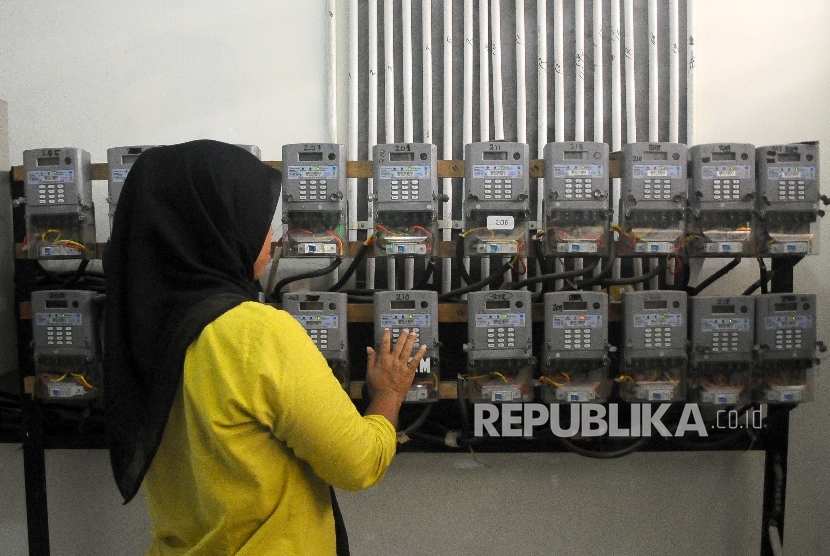 Warga mengisi ulang token listrik PLN di Rusun Cipinang Besar Selatan, Jakarta, Kamis (2/3) lalu.