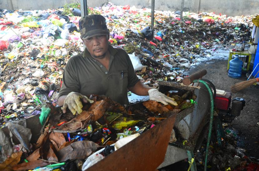 (ILUSTRASI) Warga mengolah sampah organik dengan mesin pencacah dan pemilah sampah.