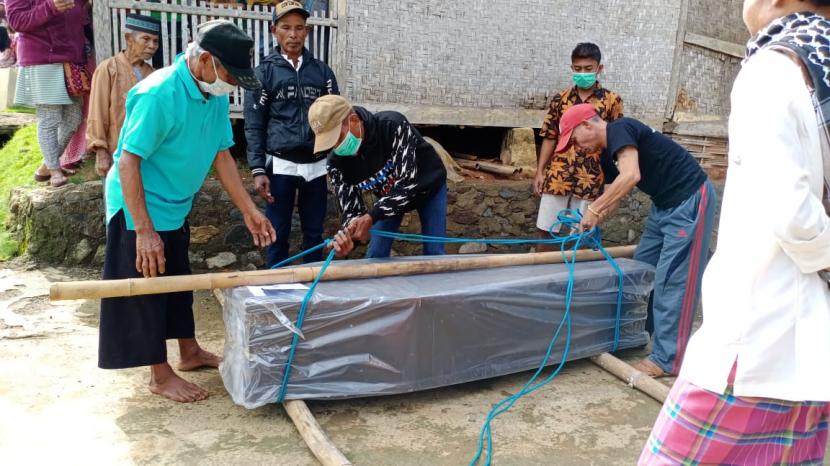 Warga menguburkan pasien dalam pengawasan (PDP) Covid-19 di Desa Cibatuireng, Kecamatan Karangnunggal, Kabupaten Tasikmalaya, Selasa (24/3).