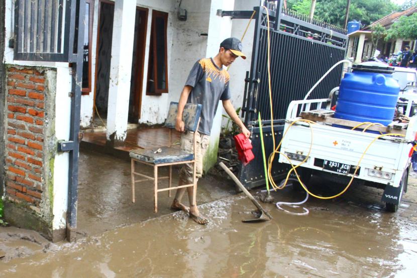 Warga mengumpulkan barang-barang dari rumahnya yang diterjang banjir lumpur di Malang, Jawa Timur (ilustrasi)