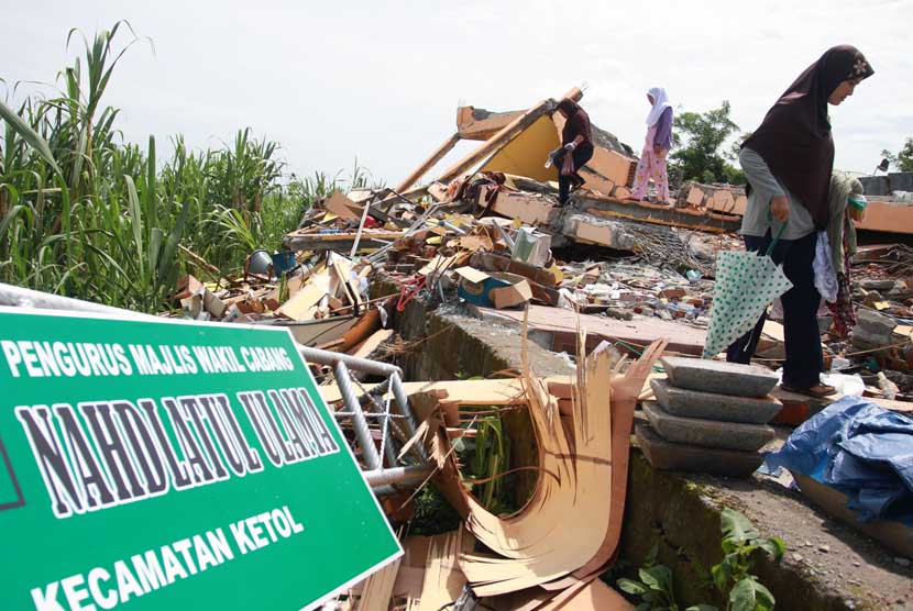  Warga mengumpulkan barang miliknya yang masih dapat digunakan di antara puing rumah yang rusak parah akibat gempa di Desa Blang Mancung, Ketol, Aceh Tengah, Aceh, Jumat (5/7).     (Antara/Irwansyah Putra)