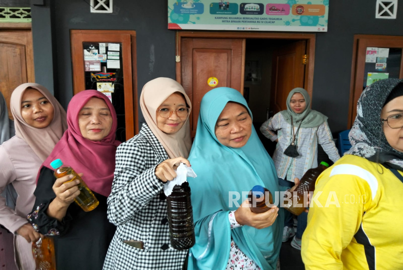 Warga mengumpulkan minyak jelantah di Bank Sampah Beo Asri Kelurahan Tegalreja, Cilacap, Jawa Tengah, Kamis (28/8/2025). Minyak jelantah yang dikumpulkan akan dipasok ke Pertamina untuk diolah menjadi bahan bakar pesawat.