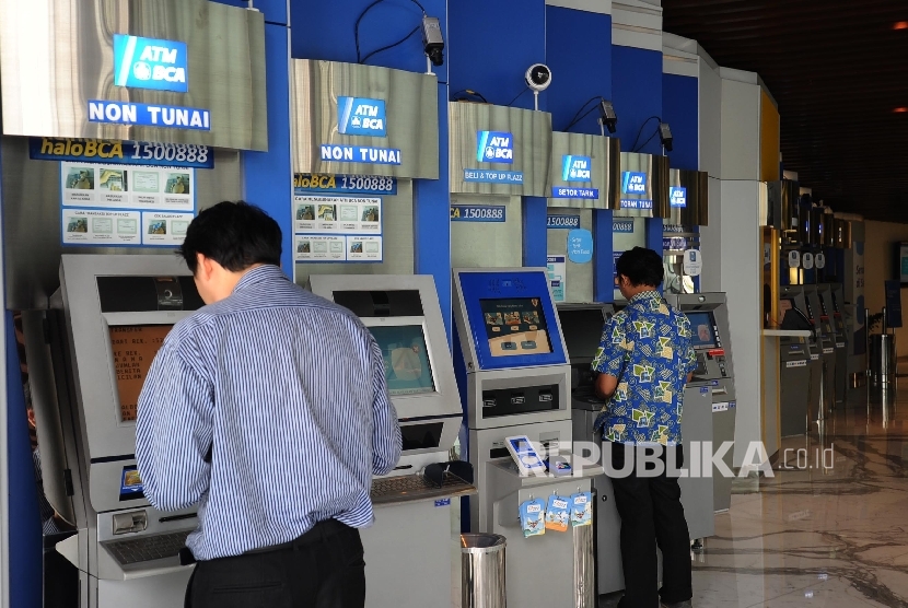 Warga mengunakan fasilitas Anjungan Tunai Mandiri (ATM) di Jakarta. ilustrasi