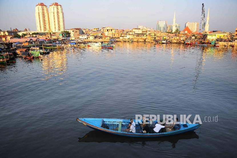 Warga menggunakan perahu getek. Lomba perahu getek akan digelar di Kali Ciliwung, dari Pasar Rumput sampai BNI City.