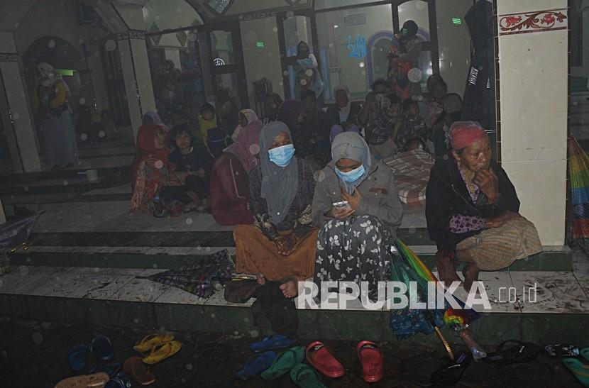 Warga mengungsi akibat letusan Gunung Semeru di Kecamatan Pronojiwo, Lumajang, Jawa Timur, Selasa (1/12/2020). Pengungsi letusan Gunung Semeru menempati masjid, pasar dan emperan toko karena belum tersedianya posko pengungsian. 