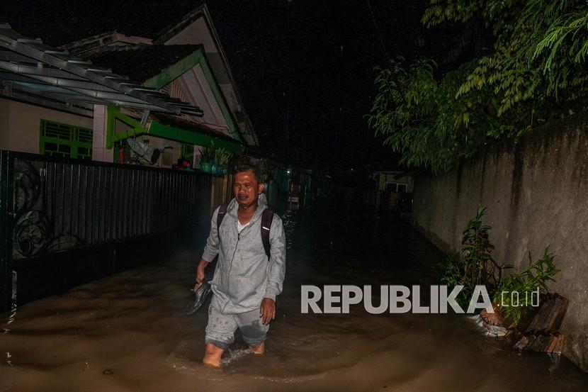 Warga mengungsi dari banjir di Rangkasbitung, Lebak, Banten, Rabu (12/1/2022). Hingga Rabu (12/1/2022) malam hari, hujan masih mengguyur daerah tersebut sehingga warga terpaksa mengungsi ke tempat yang lebih aman akibat debit air terus meninggi. 