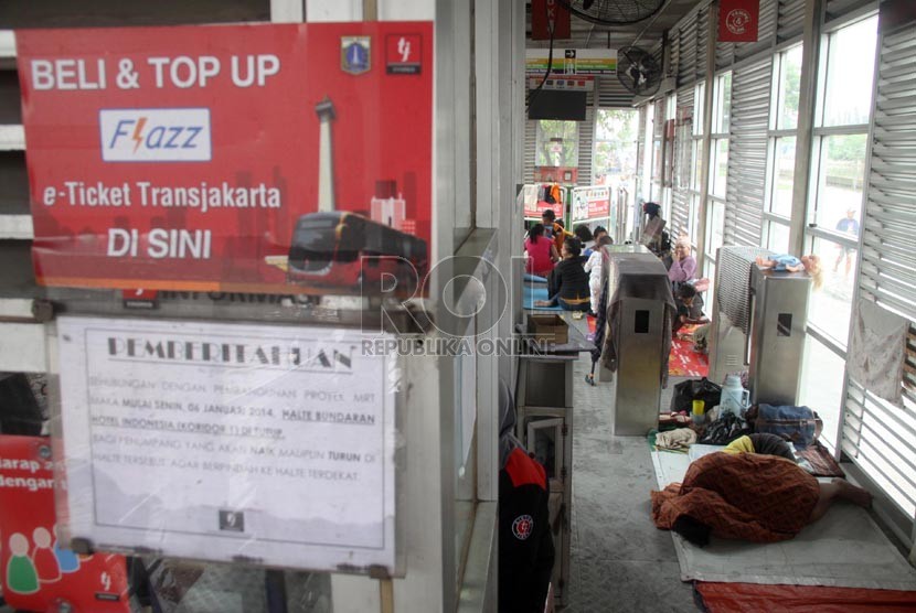  Warga mengungsi di Halte Bus Transjakarta Taman Kota di Jalan Daan Mogot, Jakarta Barat. ( Republika/Yasin Habibi)