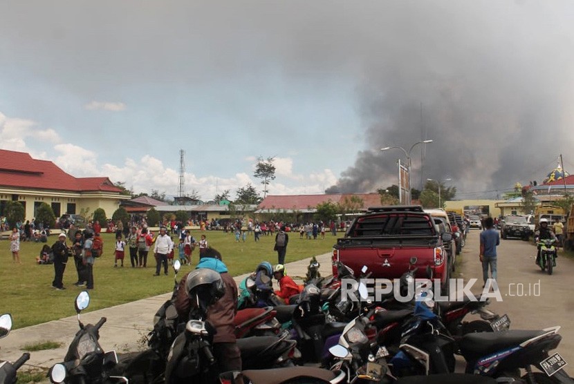 Warga mengungsi di Mapolres Jayawijaya saat terjadi aksi unjuk rasa yang berakhir rusuh di Wamena, Jayawijaya, Papua, Senin (23/9/2019). 