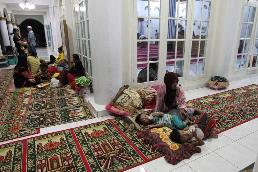 Warga mengungsi di pelataran masjid saat banjir melanda kelurahan Tanjung Agung Kota Bengkulu, Bengkulu, Ahad (28/4).