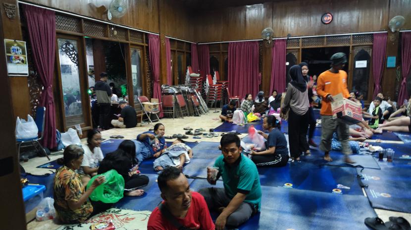  Warga mengungsi di pendopo Kelurahan Pasar Kliwon, Selasa (3/10/2023).