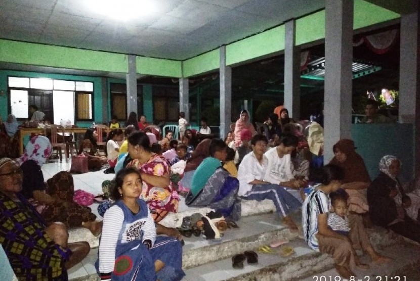 Warga mengungsi di pengungsian usai gempa Banten. 