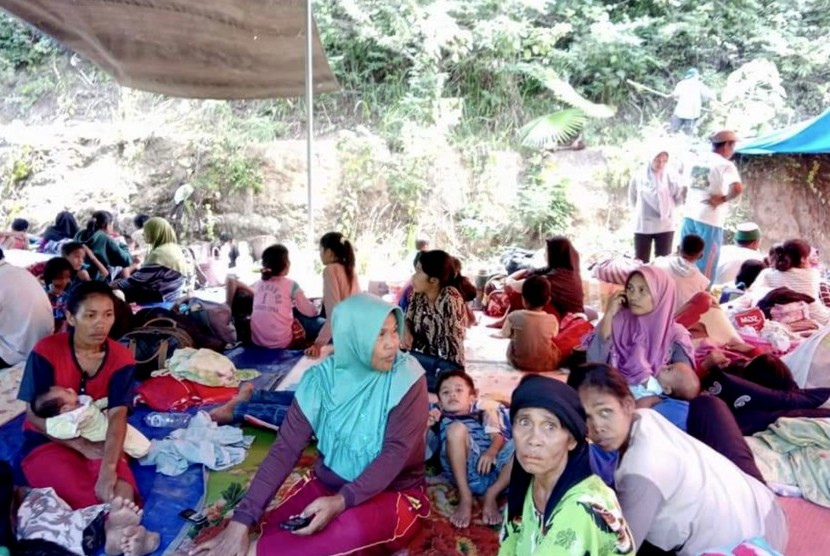 Warga mengungsi di tenda darurat pascagempa bumi di Desa Balita, Gane Barat, Halmahera Selatan, Maluku Utara, Senin (15/7/2019).