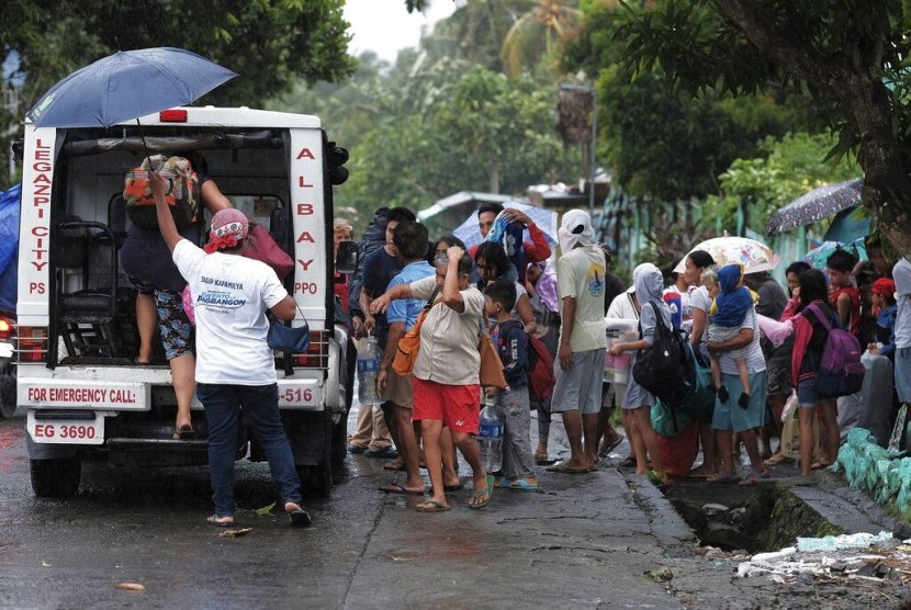Warga mengungsi jelang datangnya Badai Kammuri di Legazpi, Provinsi Albay, Filipina, Senin (2/12).
