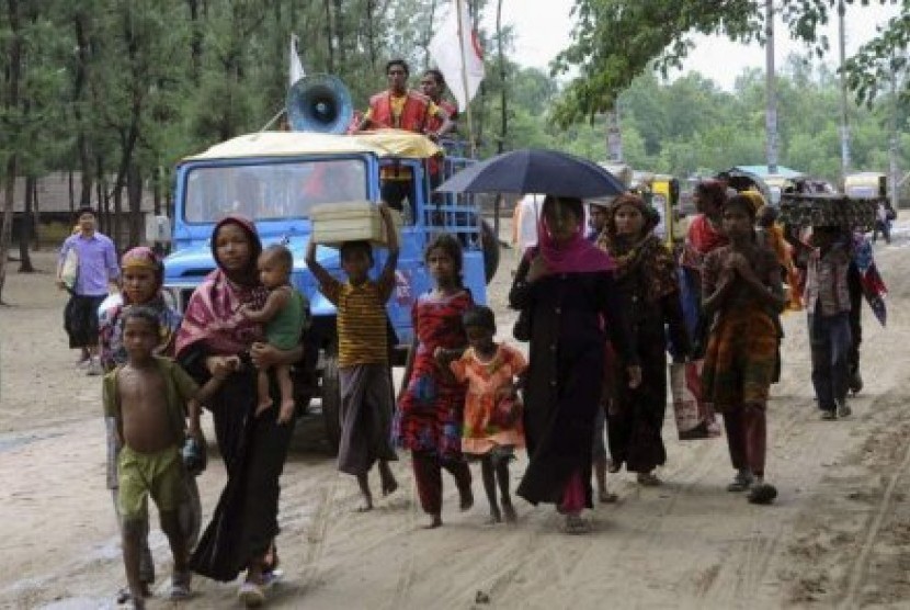 Warga mengungsi ke tempat perlindungan menyusul peringatan datangnya Topan Mahasen di Bangladesh