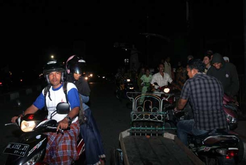 Warga mengungsi ketempat yang lebih tinggi pasca gempa yang terjadi di jembatan Peunayong, Banda Aceh, Selasa (22/1).