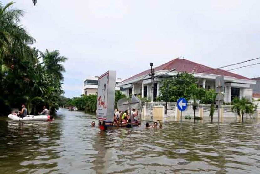 Warga mengungsi pascabanjir besar di kawasan Pluit, Jakarta, Ahad (20/1).