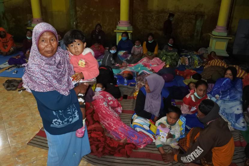 Warga mengungsi saat Gunung Semeru erupsi di Balai Desa Supiturang, Kecamatan Pronojiwo, Kabupaten Lumajang, Jawa Timur, Selasa (1/12).