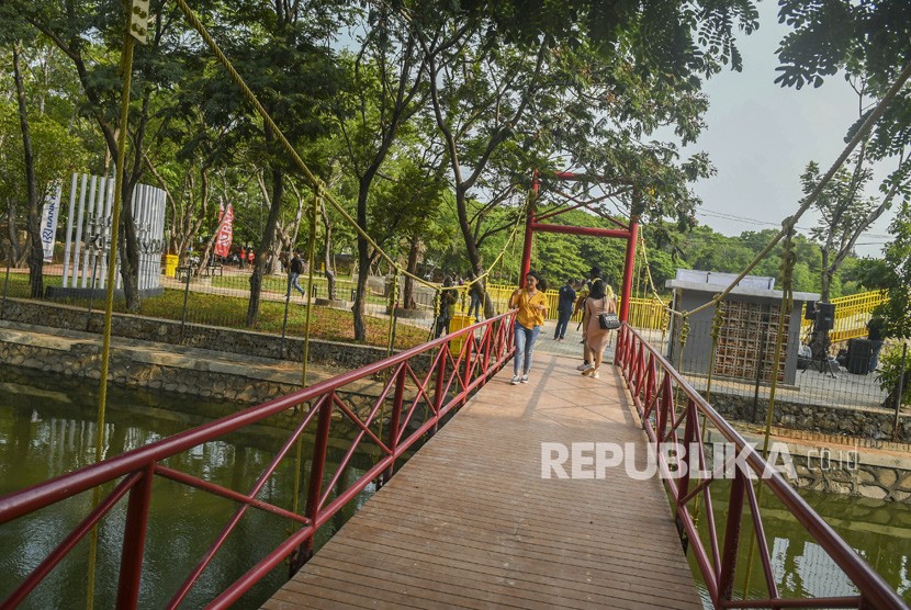 Warga mengunjungi area Ruang Terbuka Hijau (RTH) Utan Kemayoran di kawasan Kemayoran, Jakarta. Utan Kemayoran resmi diluncurkan dan dibuka untuk umum pada Sabtu (21/12).