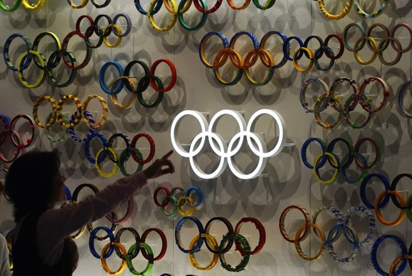 Warga mengunjungi Japan Olympic Museum. Olimpiade Tokyo 2020 ditunda tahun depan karena pandemi virus corona.