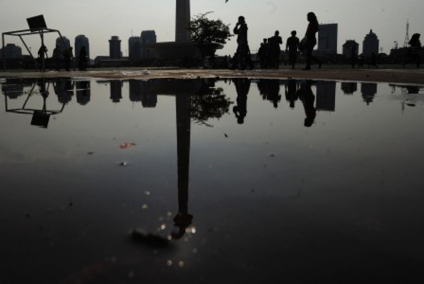 Warga mengunjungi Kawasan Monas, Jakarta, Jumat (1/1).