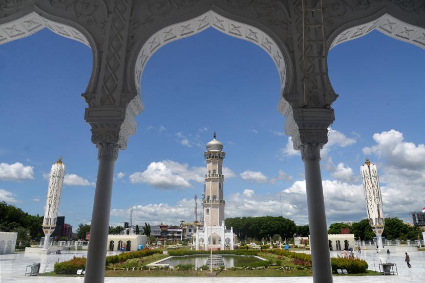 Warga mengunjungi objek wisata religi Masjid Raya Baiturrahman di Banda Aceh, Aceh, Selasa (9/6). Dinas Kesehatan menyatakan dua warga Provinsi Aceh terkonfirmasi positif terjangkit Covid-19. 