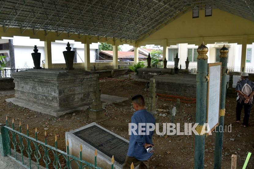 Warga mengunjungi objek wisata sejarah situs cagar budaya Kandang Meuh, Kesultanan Aceh Darussalam di Banda Aceh, Aceh, Sabtu (28/11/2020).