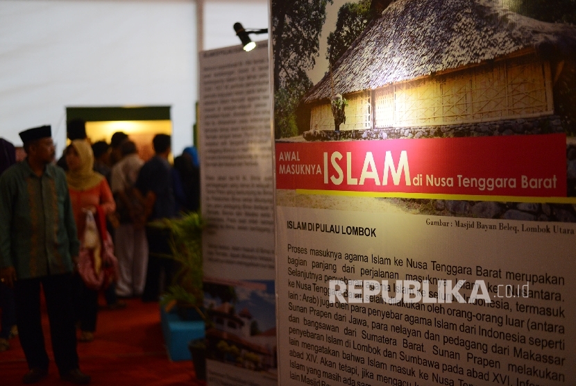Warga mengunjungi pameran peradaban Islam Nusantara yang di selenggarakan di Islamic Center Nusa Tenggara Barat, Sabtu (30/7).