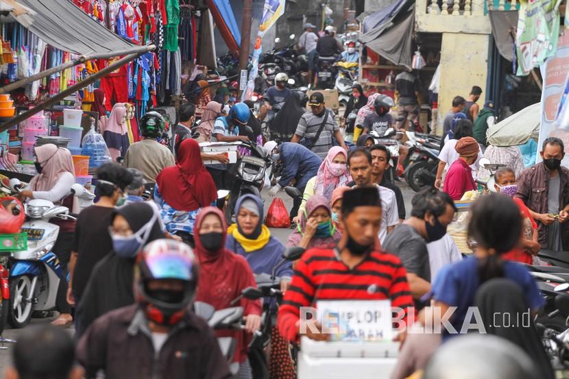 Warga mengunjungi Pasar Musi di Depok, Jawa Barat, Senin (18/5/2020). Meskipun Kota Depok telah menerapkan Pembatasan Sosial Berskala Besar (PSBB) tahap ke-3 hingga 26 Mei 2020, namun masih banyak warga di pasar tersebut yang melanggar aturan tersebut dengan berkerumun, tidak menggunakan masker dan tidak menjaga jarak fisik saat pandemi COVID-19. 