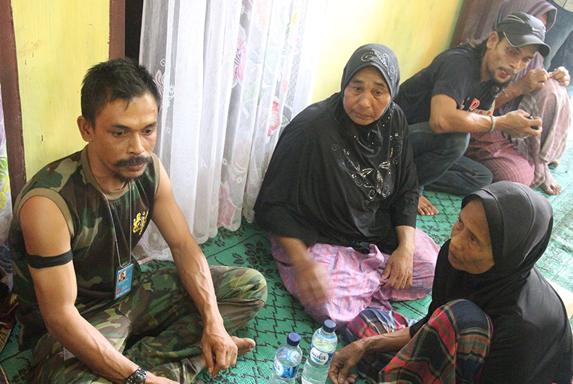 Warga mengunjungi pimpinan kelompok sipil bersenjata Nurdin alias Din Minimi (kiri) di Desa Ladang Baro, Kecamatan Julok, Aceh Timur, Aceh, Selasa (29/12).