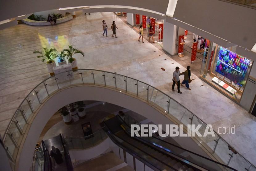 Medan masih memberlakukan PPKM Level 4. Ilustrasi warga mengunjungi pusat perbelanjaan Deli Park Mall di Medan, Sumatera Utara, Selasa (24/8) 