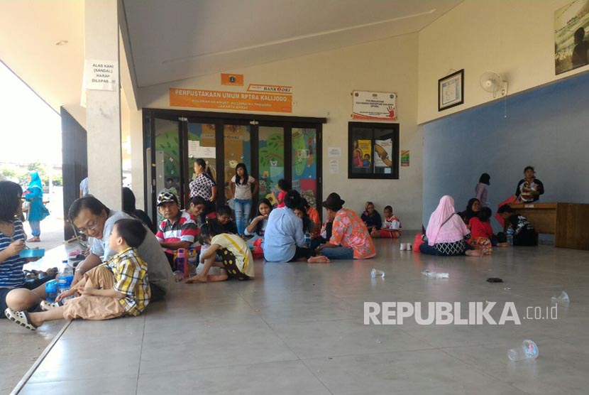 Warga mengunjungi RPTRA Kalijodo, Rabu (28/6).