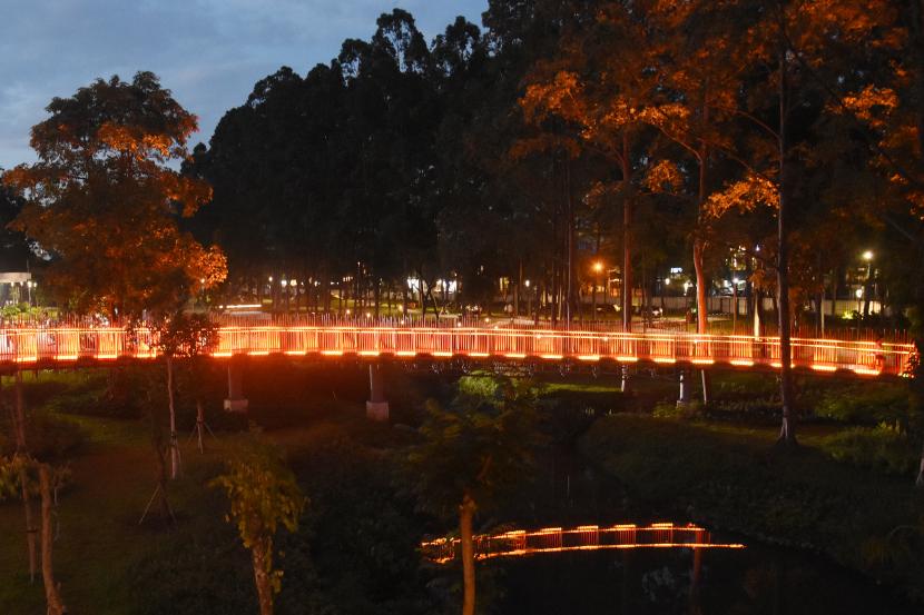 Warga mengunjungi Tebet Eco Park di Jakarta, Sabtu (23/4/2022). Taman seluas tujuh hektar yang direvitalisasi dengan mengembalikan fungsi taman secara ekologi itu tersebut mulai dibuka untuk umum. 