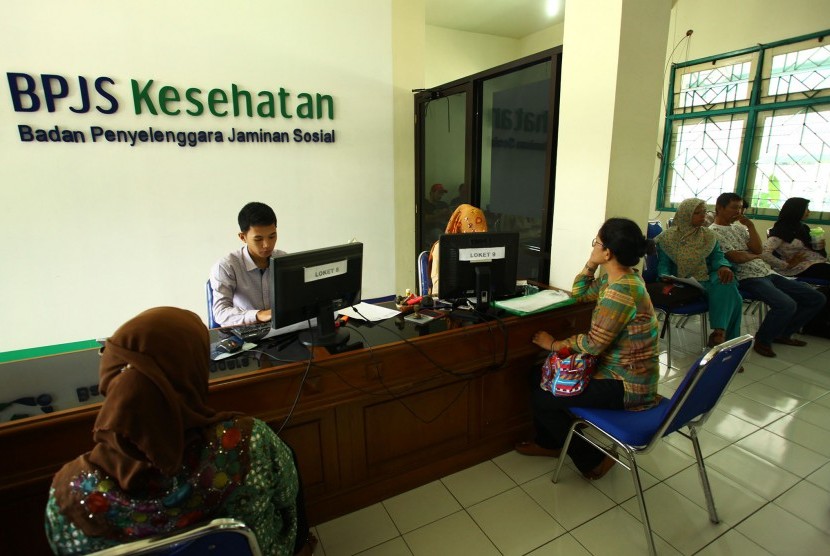 Warga mengurus BPJS Kesehatan di kantor BPJS Kesehatan Yogyakarta.