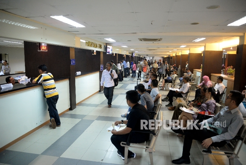  Warga mengurus surat-surat kendaraan di Samsat Polda Metro Jaya. ilustrasi 