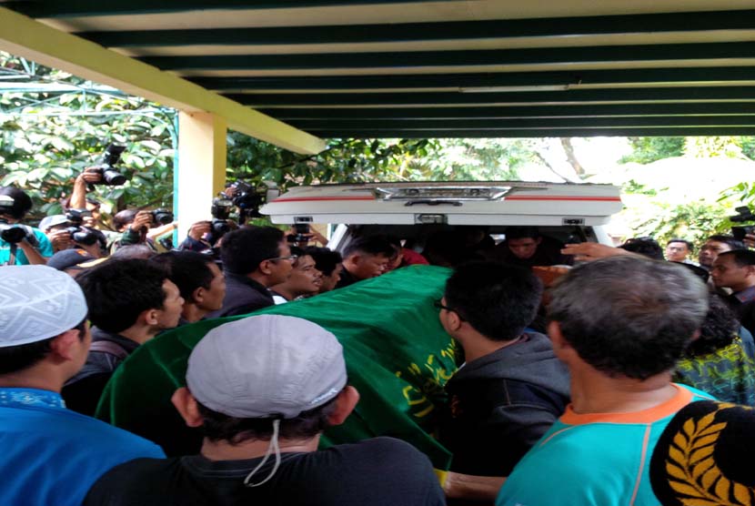 Warga mengusung jenazah aktor senior, Didi Petet, di rumah duka di Bambu Apus, Tangerang Selatan, Jumat (15/5). 