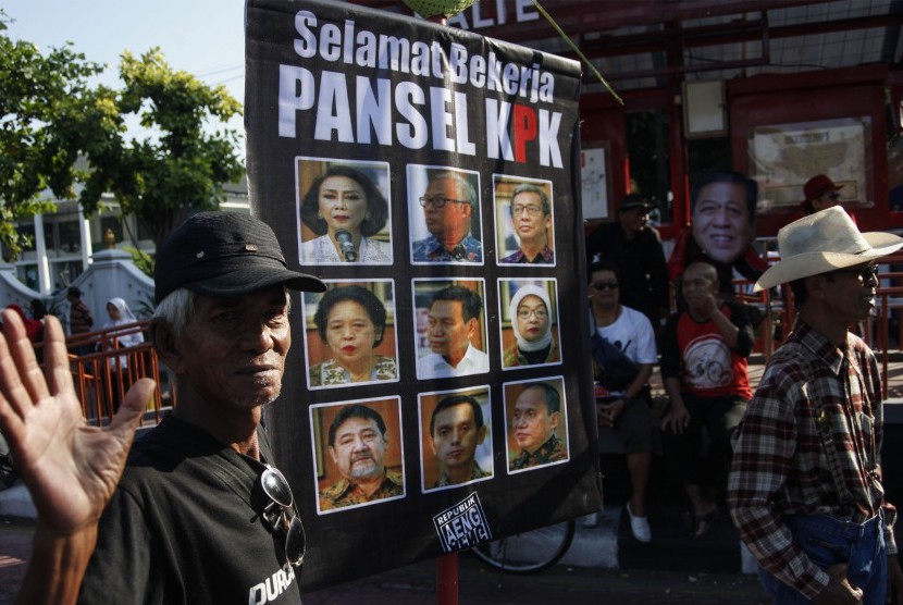 Warga mengusung poster bertuliskan Selamat Bekerja Pansel KPK pada Hari Bebas Kendaraan Bermotor (HBKB) di Solo, Jawa Tengah, Ahad (16/6/2019).