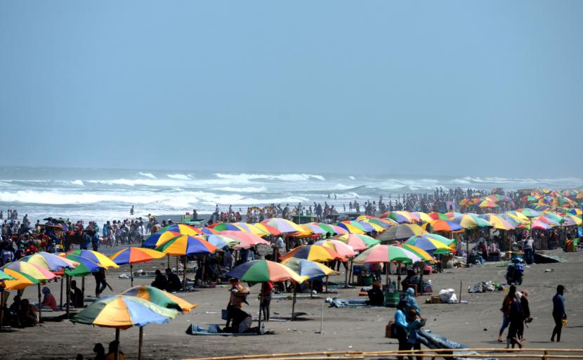 Warga menikmati hari libur lebaran di Pantai Parangtritis, Bantul, Yogyakarta, Ahad (16/5).