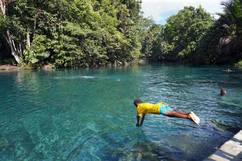 Warga menikmati keindahan sungai Sembra Kabupaten Sorong Selatan, Papua Barat, Selasa (1/11/2022). 