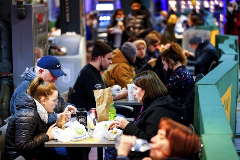 Warga menikmati makanan mereka di sebuah pusat perbelanjaan di Philadelphia, Amerika Serikat, Selasa (15/2/2022).