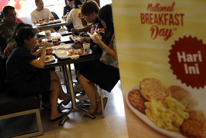 Warga menikmati makanan yang tersedia di McDonald's Indonesia.