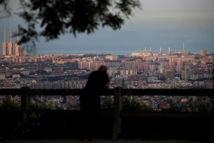Warga menikmati matahari terbenam sembari berolahraga di Barcelona, Spanyol. Spanyol mulai melonggarkan aturan lockdown yang berlaku resmi pada Senin (4/5).