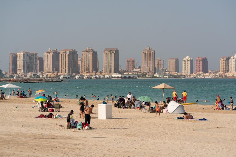 Pantai Jadi Tujuan Libur Idul Adha Terpopuler di Qatar. Warga menikmati pantai di Katara Cultural Village di Doha, Qatar.