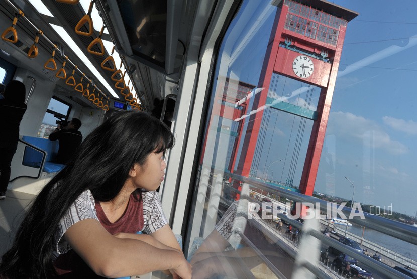 Warga menikmati perjalanan dengan Light Rail Transit (LRT) atau Kereta Api Ringan di Palembang,Sumsel, Rabu (25/7). 