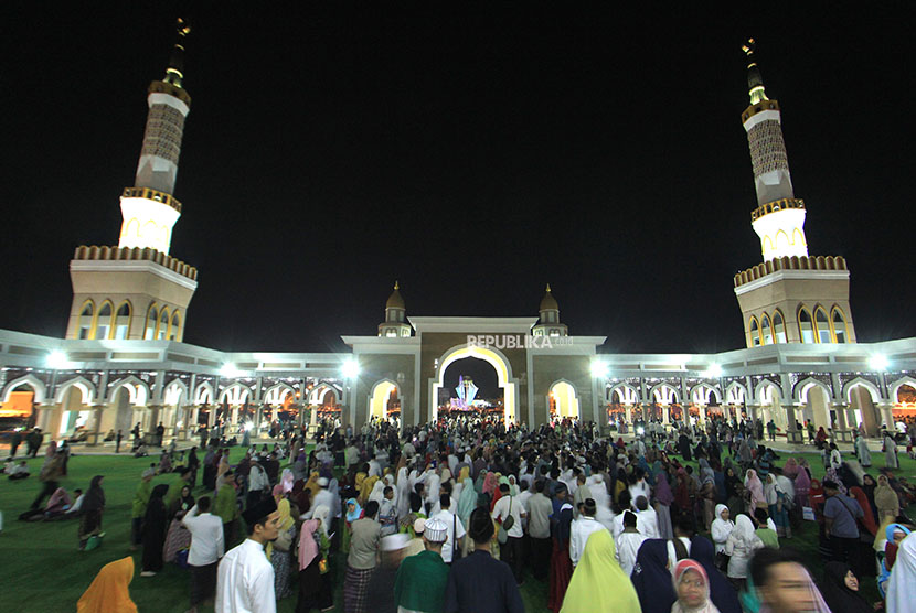 Warga menikmati suasana Islamic Center usai diresmikan oleh Gubernur Jawa Barat Ahmad Heryawan di Indramayu, Jawa Barat, Jumat (1/6) malam.