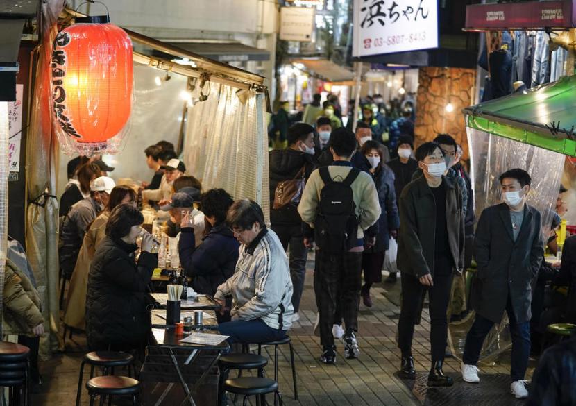 Warga menikmati suasana jelang tahun baru di Ueno, Tokyo. Dorong Pariwisata, Jepang Buka Kembali Perbatasan