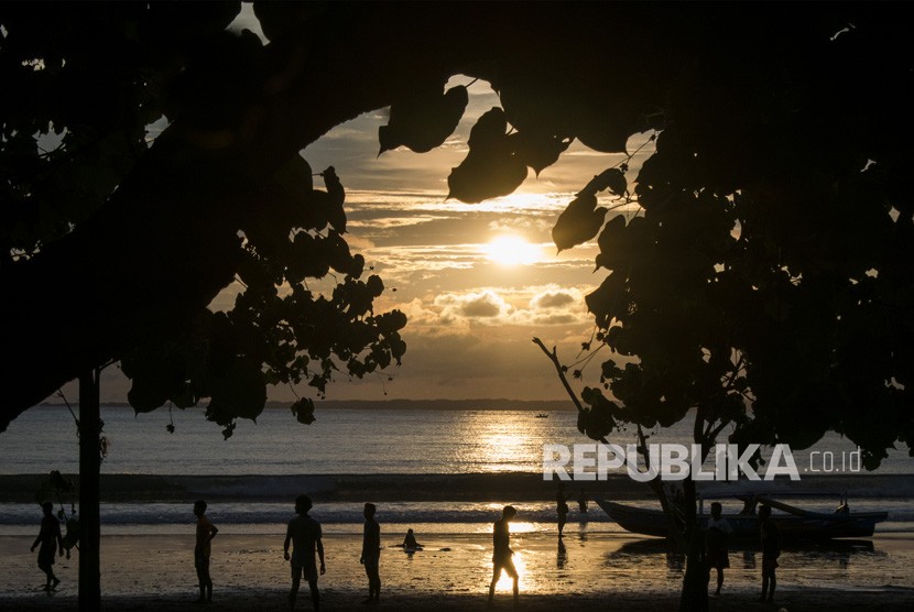 Warga menikmati suasana sore di Pantai Barat Pangandaran, Jawa Barat. 
