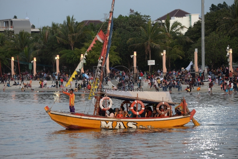   Warga menikmati wisata di pantai Ancol, Jakarta Utara, Kamis (31/12).  (Republika/Yasin Habibi)