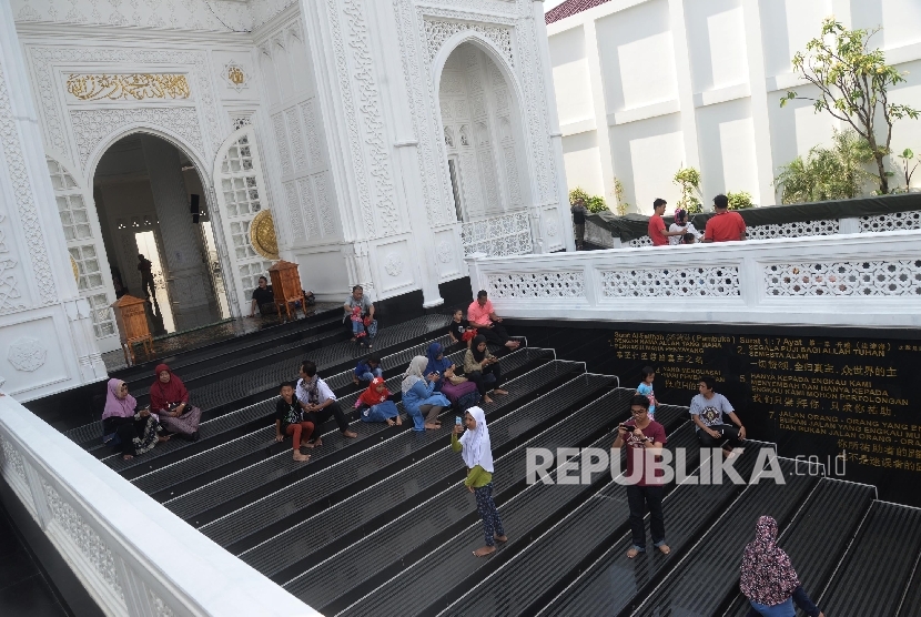 Warga menikmati wisata religi Masjid Ramlie Musofa pada libur Lebaran, Jakarta, Ahad (2/7).