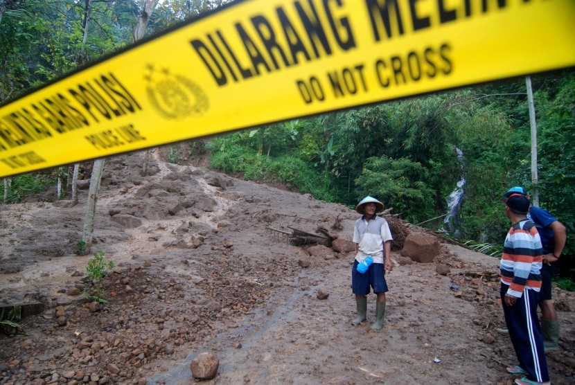 Warga meninjau jalan yang tertutup material tanah longsor di Desa Wisata Sepakung, Banyubiru, Kabupaten Semarang, Jawa Tengah, Jumat (11/11).