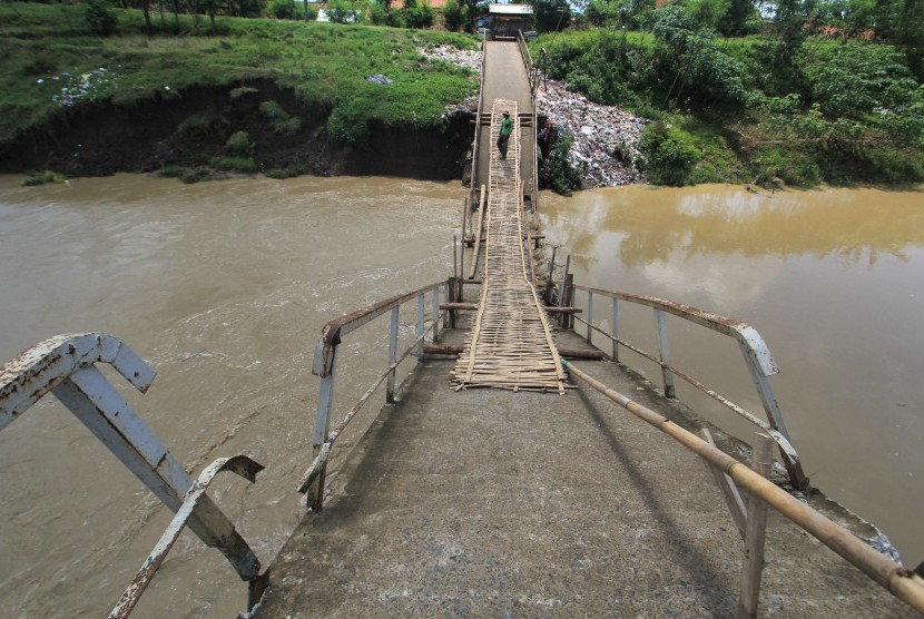 Jembatan rusak (ilustrasi).